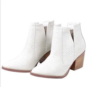 Womens Cutout Pointed Toe Snakeskin Booties